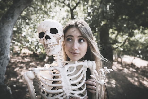 Bella dama detrás del esqueleto