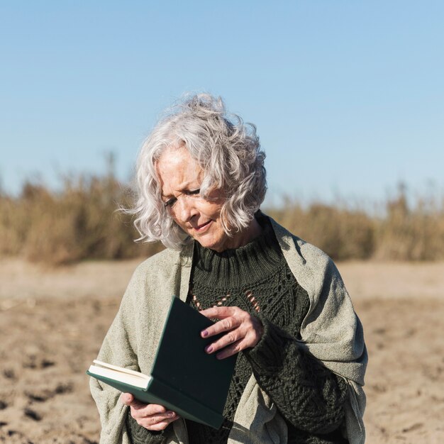 Bella dama leyendo libro tiro medio