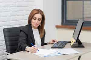 Foto gratuita bella dama de negocios trabajando en la oficina