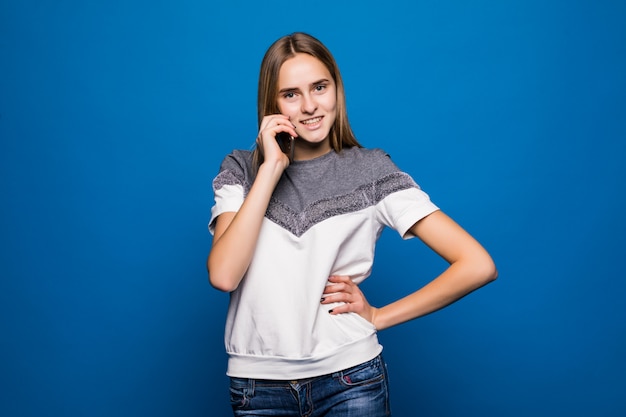 Bella dama sonriente con una llamada telefónica tan esperada