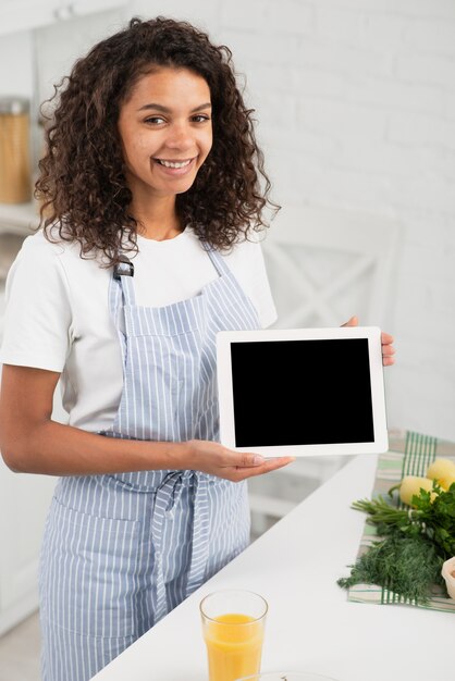 Bella dama sosteniendo una foto simulacro