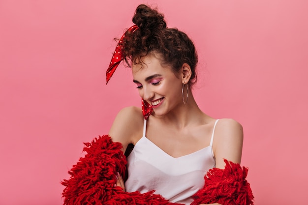 Foto gratuita bella dama en traje rojo y blanco sonriendo en rosa