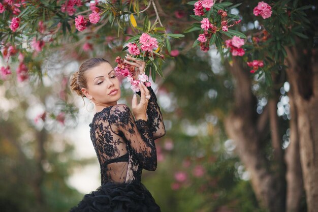 bella joven con un lujoso vestido negro en Montenegro