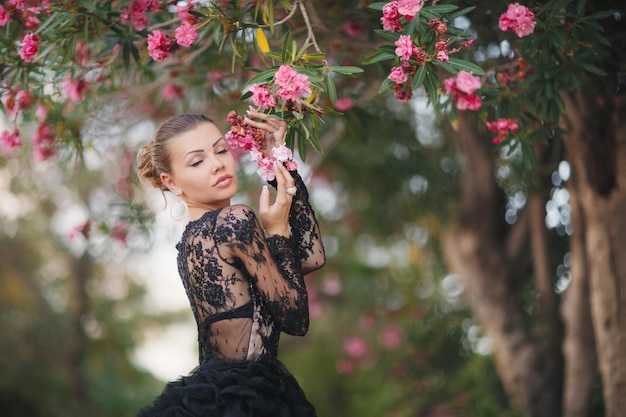 bella joven con un lujoso vestido negro en Montenegro