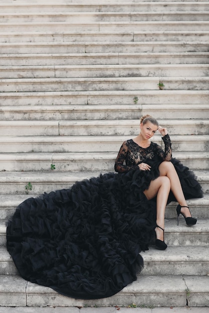 Foto gratuita bella joven con un lujoso vestido negro en montenegro