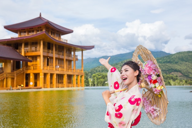 Foto gratuita una bella mujer asiática vestida con un kimono japonés, concepto de vestido tradicional.