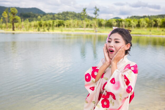 Una bella mujer asiática vestida con un kimono japonés, concepto de vestido tradicional.