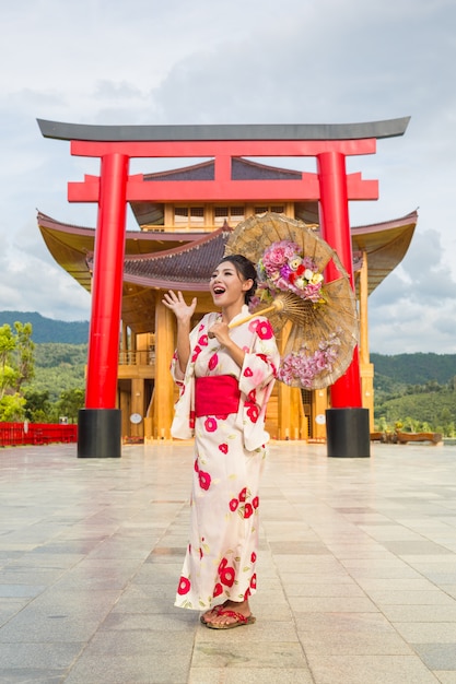 Foto gratuita una bella mujer asiática vestida con un kimono japonés, concepto de vestido tradicional.