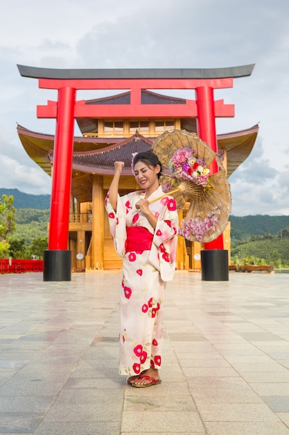 Una bella mujer asiática vestida con un kimono japonés, concepto de vestido tradicional.