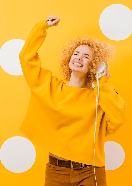 Bella mujer con auriculares