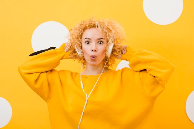 Bella mujer con auriculares