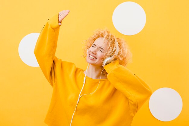 Bella mujer con auriculares