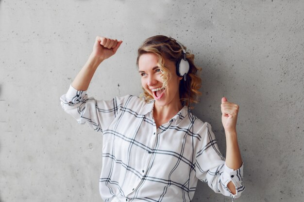 Bella mujer con auriculares