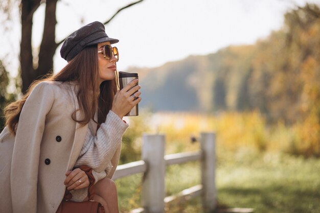 Bella mujer bebiendo té caliente al aire libre