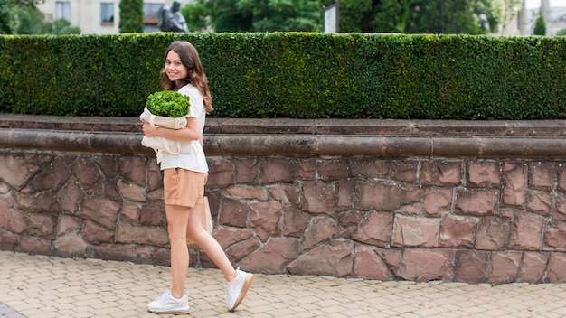 Foto gratuita bella mujer con bolsa de comestibles