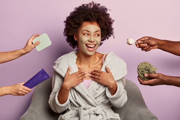 Bella mujer con cabello afro sonríe feliz