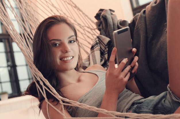 Bella mujer con cabello castaño