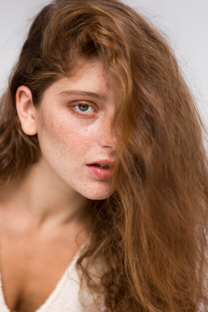 Bella mujer con cabello largo posando de manera artística