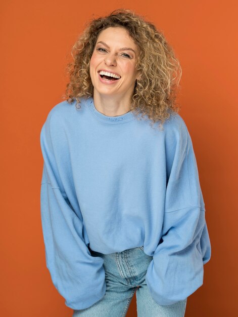 Bella mujer con cabello rubio rizado sonriendo