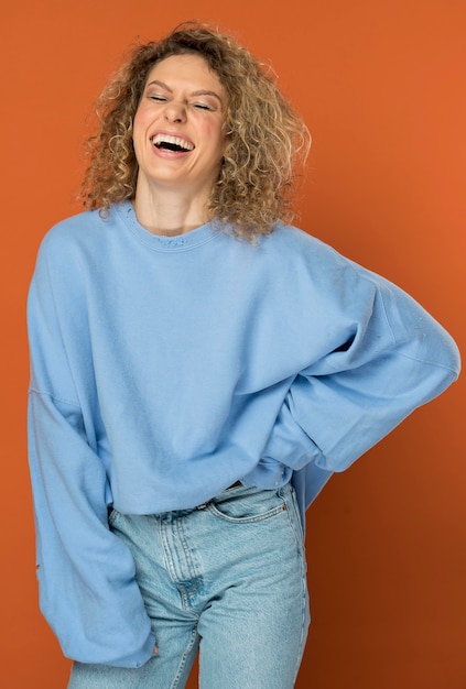 Bella mujer con cabello rubio rizado sonriendo