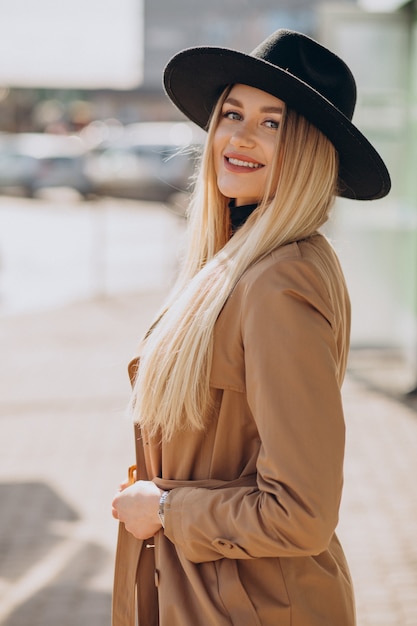 Bella mujer con cabello rubio con sombrero negro