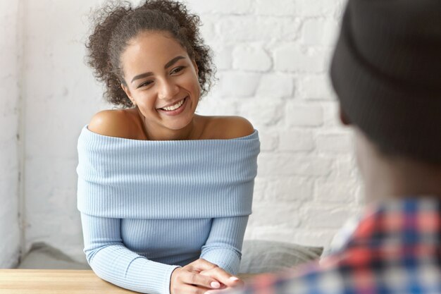 Bella mujer en un café con novio