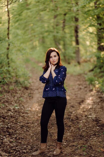 Una bella mujer caminando en el bosque