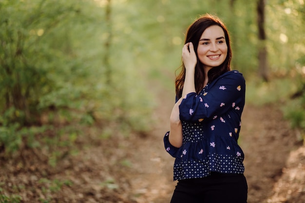 Una bella mujer caminando en el bosque