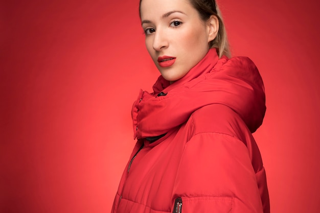 Bella mujer con chaqueta roja de invierno