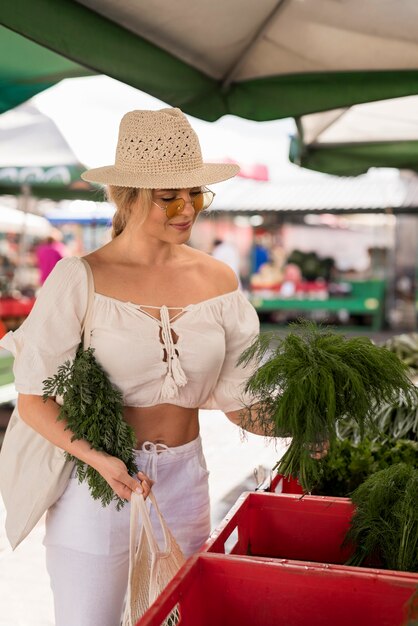 Bella mujer comprando comestibles