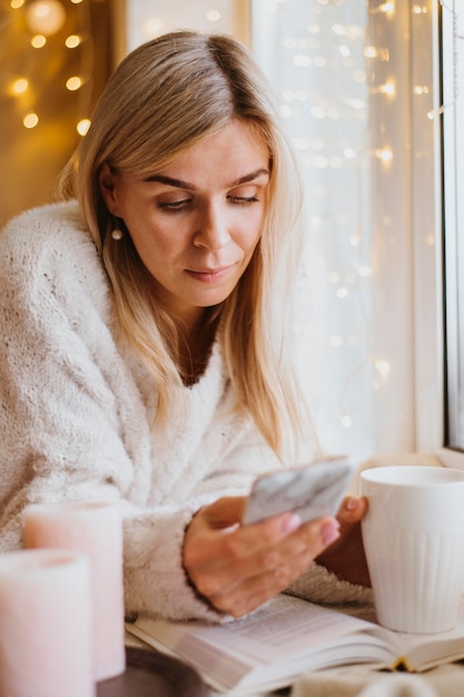 Foto gratuita bella mujer comprobando su teléfono