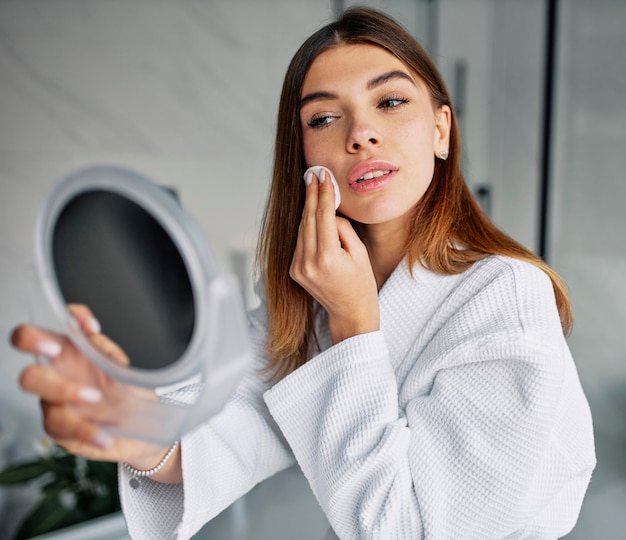 Bella mujer cuidando su rostro