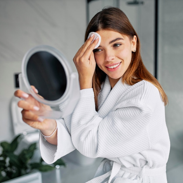 Bella mujer cuidando su rostro