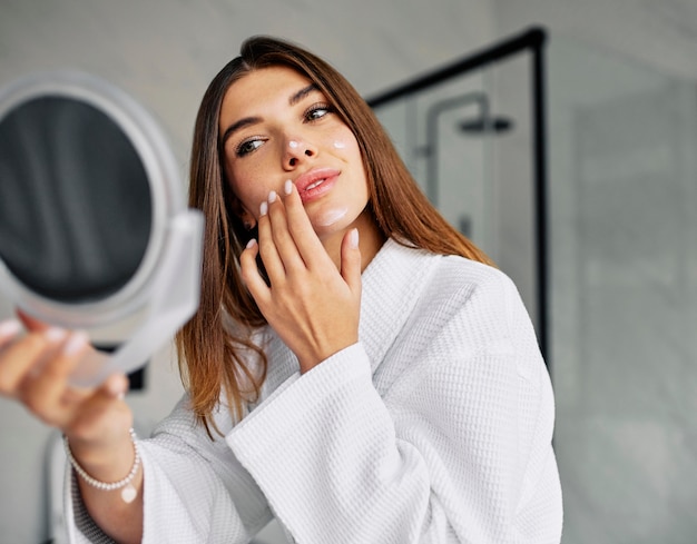 Bella mujer cuidando su rostro