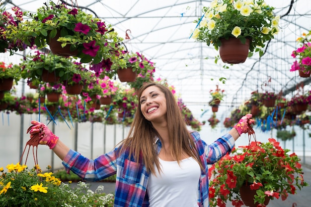 Bella mujer disfruta trabajando con flores