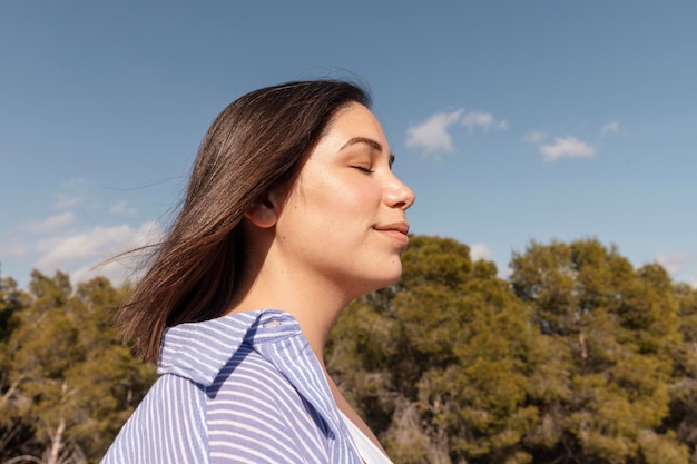 Bella mujer disfrutando de la naturaleza