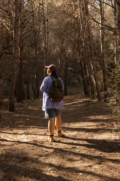 Bella mujer disfrutando de la naturaleza