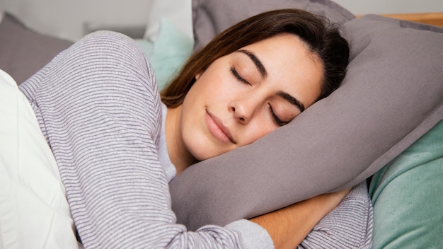 Bella mujer durmiendo en casa