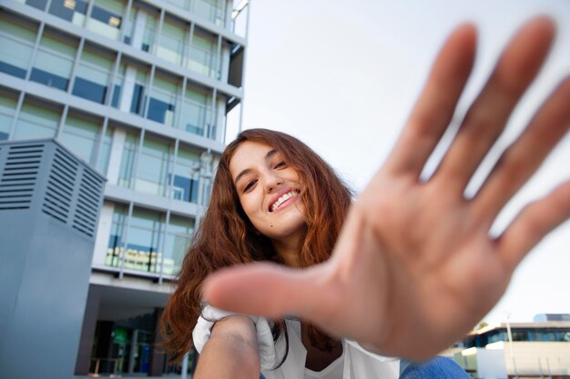 Bella mujer en un entorno urbano limpio