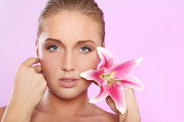 Bella mujer con flor de lirio