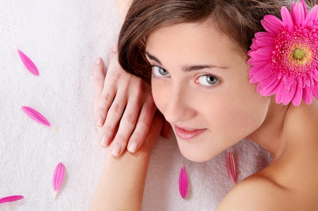 Bella mujer con flor en pelos