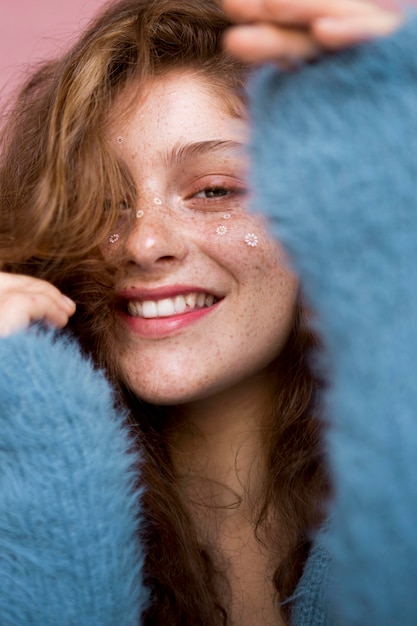 Foto gratuita bella mujer con flores blancas en el rostro