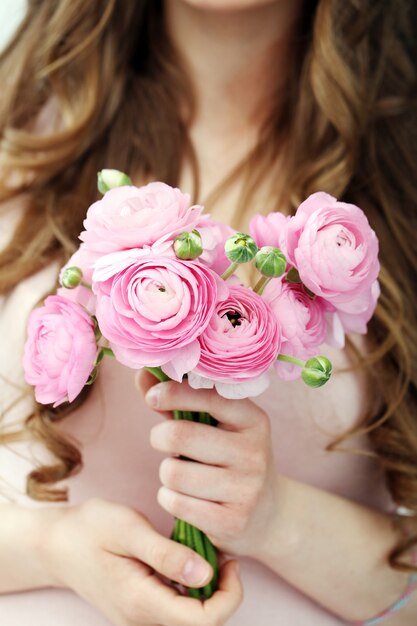 Bella mujer con flores