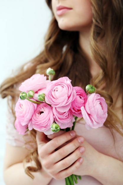 Bella mujer con flores