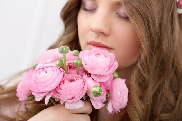 Bella mujer con flores