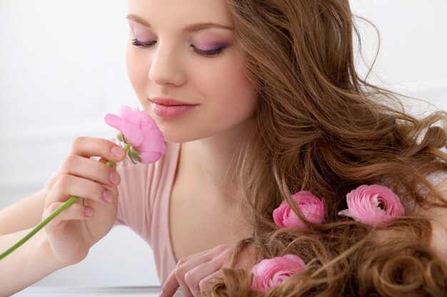 Bella mujer con flores