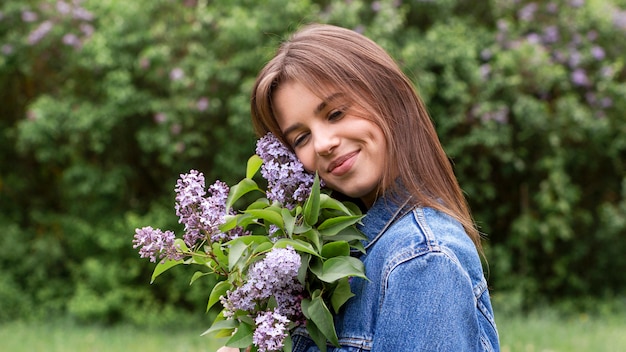 Foto gratuita bella mujer con flores