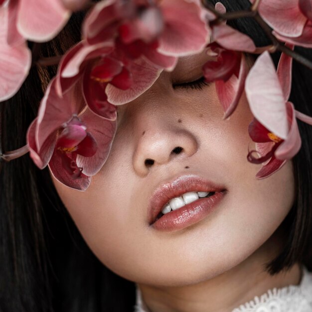 Bella mujer con flores