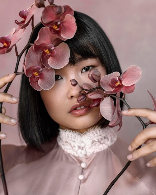 Bella mujer con flores