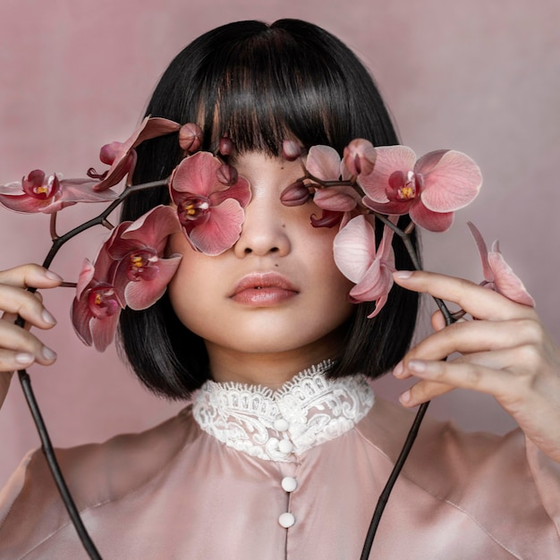 Bella mujer con flores